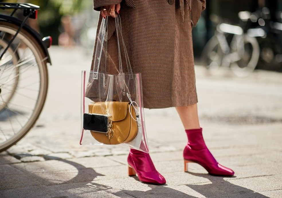 Bolsa amarela (Foto: Imaxtree) — Foto: Glamour