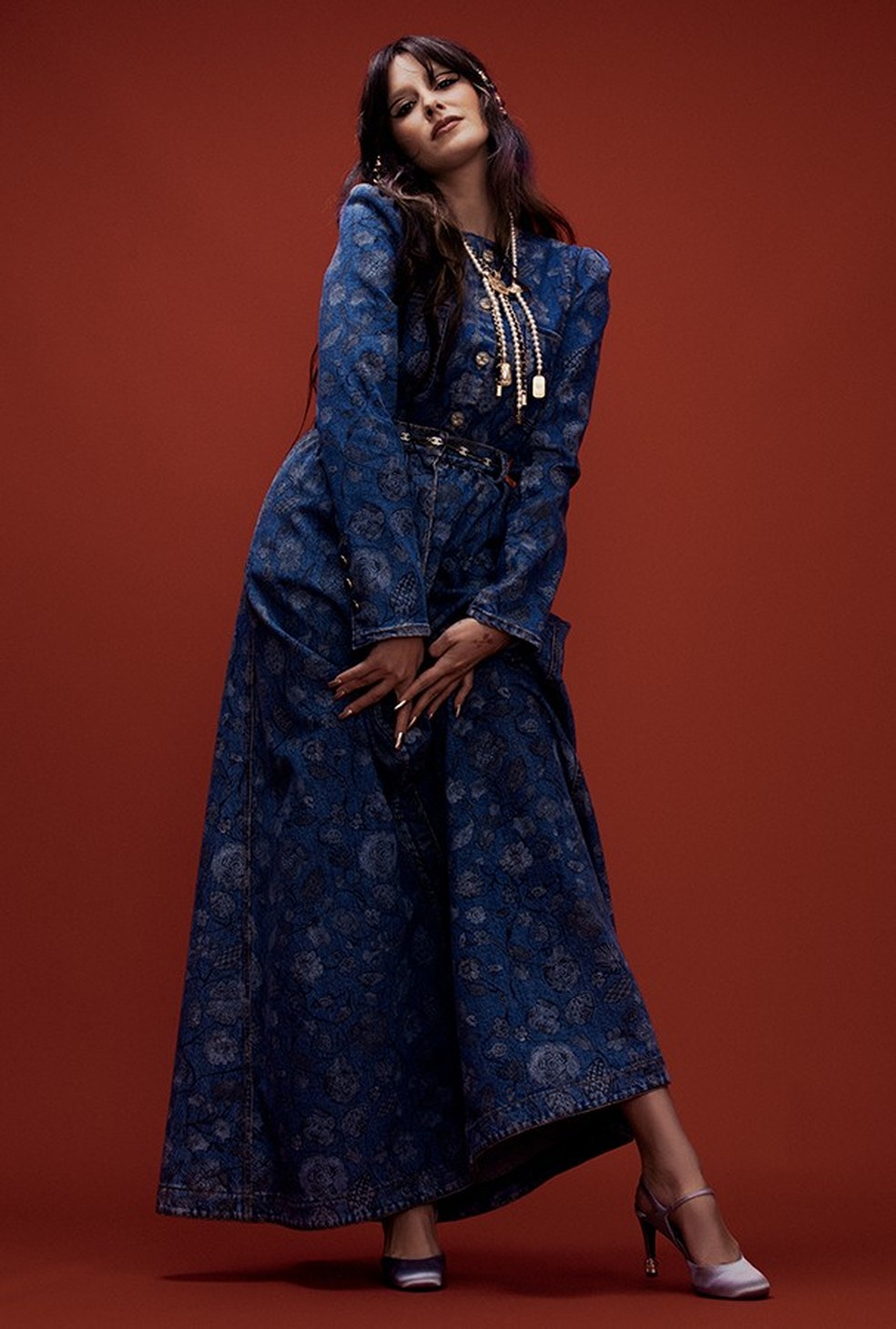 Blusa, saia, tiara, brincos, colar e sapatos, tudo Chanel (Foto: Amanda Adaszz) — Foto: Glamour