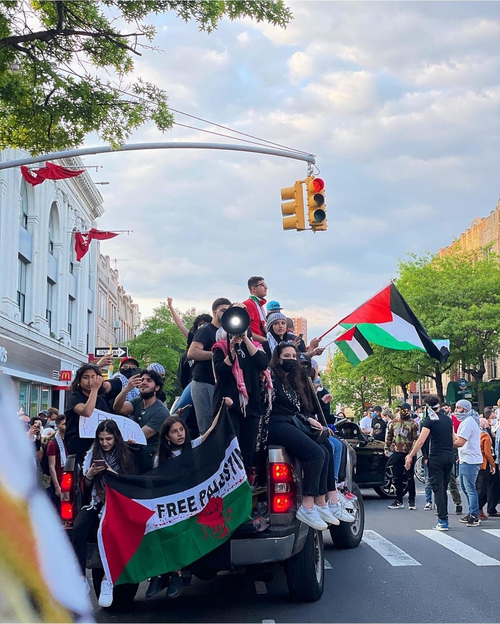 Bella Hadid participa de marcha em prol da Palestina, em NY (Foto: Reprodução Instagram) — Foto: Glamour
