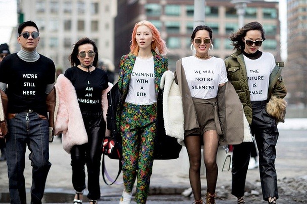 Eles vestiram a camisa de Prabal Gurung: da esquerda para a direita, os influenciadores Bryan Boy, Tina Craig, Irene Kim, Aimee Song e Chriselle Lim (Foto: ImaxTree) — Foto: Glamour