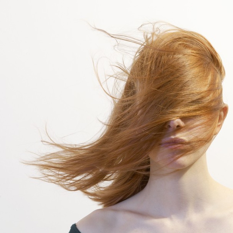 10 razões pelas quais seu cabelo pode estar ficando fino e quebradiço (Foto: Getty Images) — Foto: Glamour