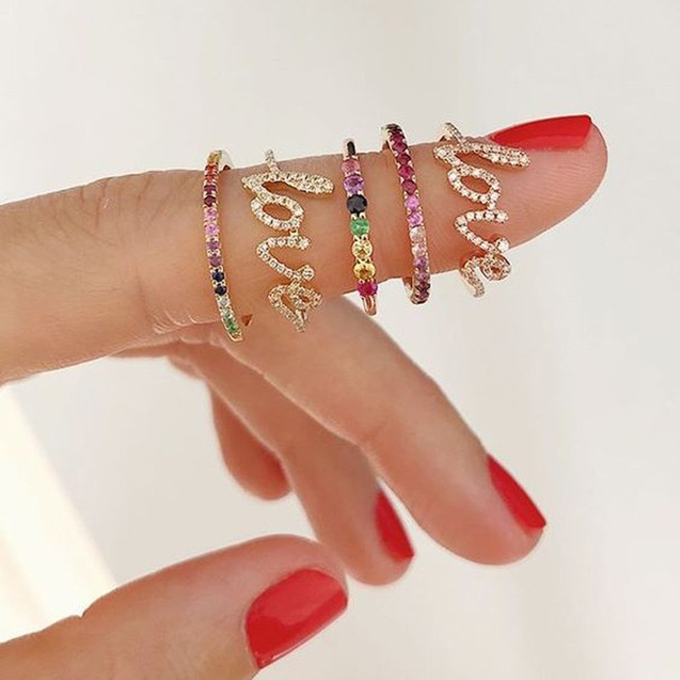 Anel arco-íris é a tendência da vez quando o assunto é acessório (Foto: Pinterest ) — Foto: Glamour