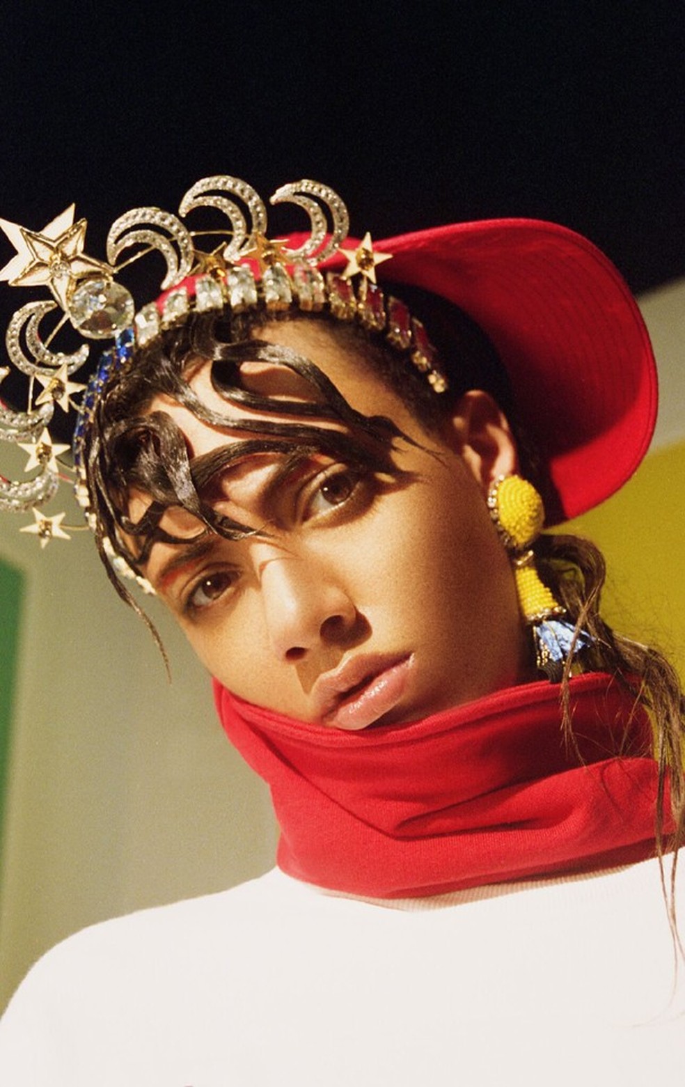 Moletom, Fangofango; coroa, Abodi by Caterina mariani; botas, Alexander Arutyunov; bolsa, Annalisa Caricato; brincos, Caterina Mariani; boné, Riccardo Comi. (Foto: Louis Philippe de Gagoue) — Foto: Glamour
