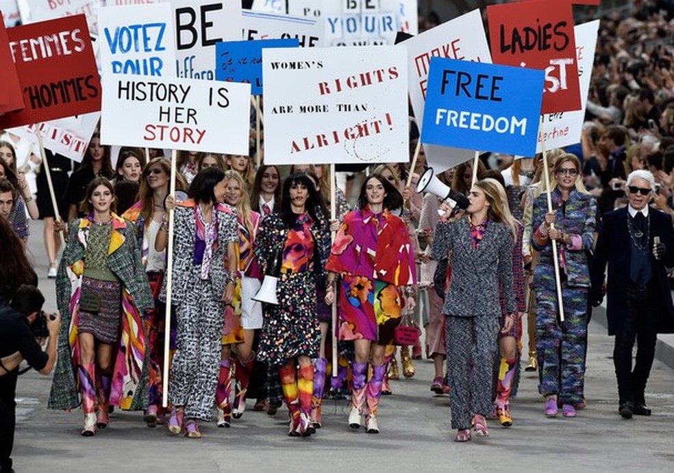 Luta contra o machismo já tomou conta até de desfile da Chanel (Foto: Getty Images) — Foto: Glamour