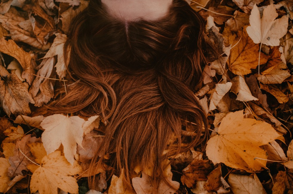 Queda de cabelo no outono acontece mesmo e nós te contamos por quê (Foto: Getty Images) — Foto: Glamour