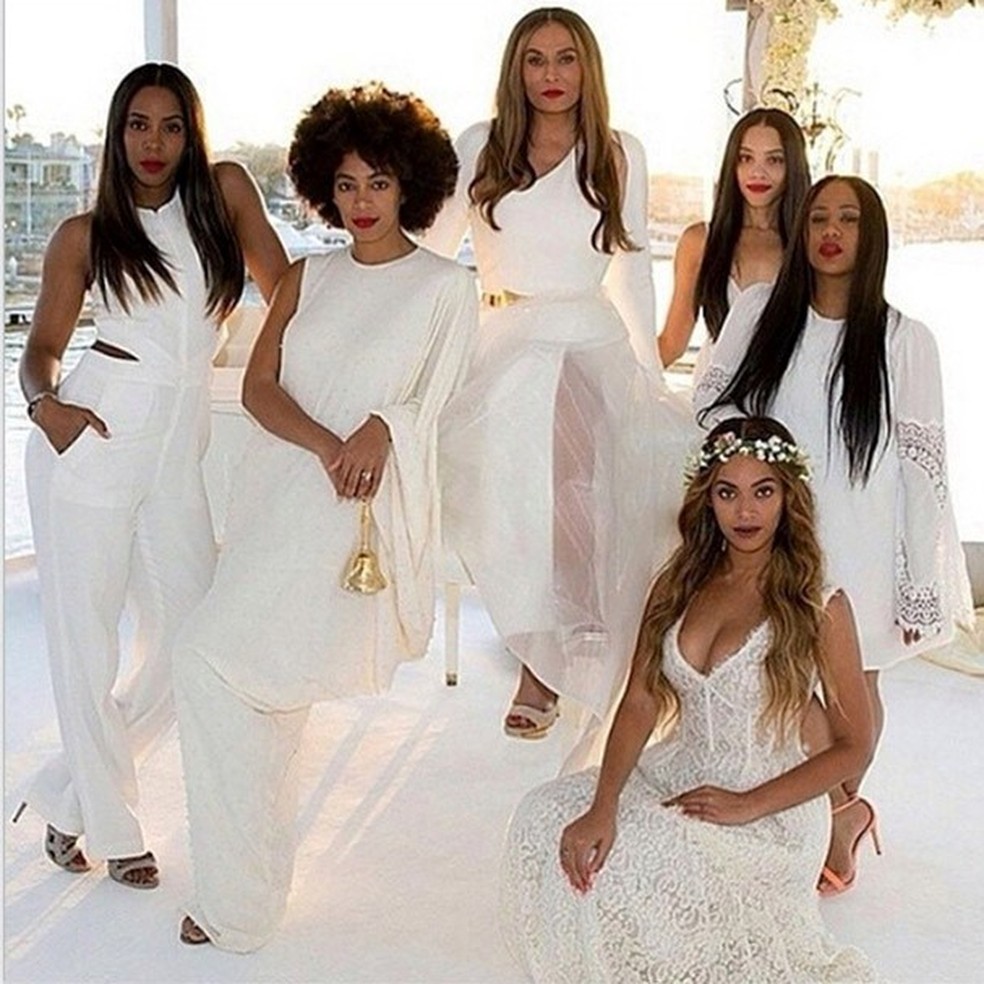 Beyoncé caprichou no decote do longo de renda (e usou até coroa de flores) no casório da mãe (Foto: Xposure/Grosby Group) — Foto: Glamour