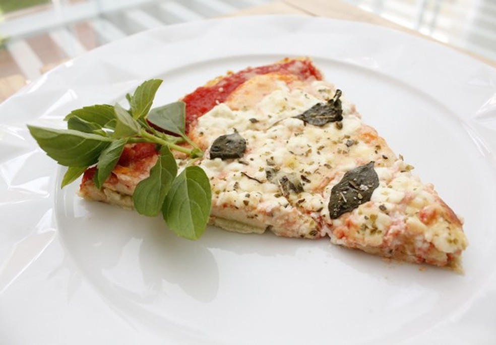 Pizza fit tem massa de couve-flor (Foto: Divulgação) — Foto: Glamour