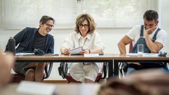 Fernanda Torres posa com Bruno Mazzeo nos bastidores de seu novo filme após "Ainda Estou Aqui"