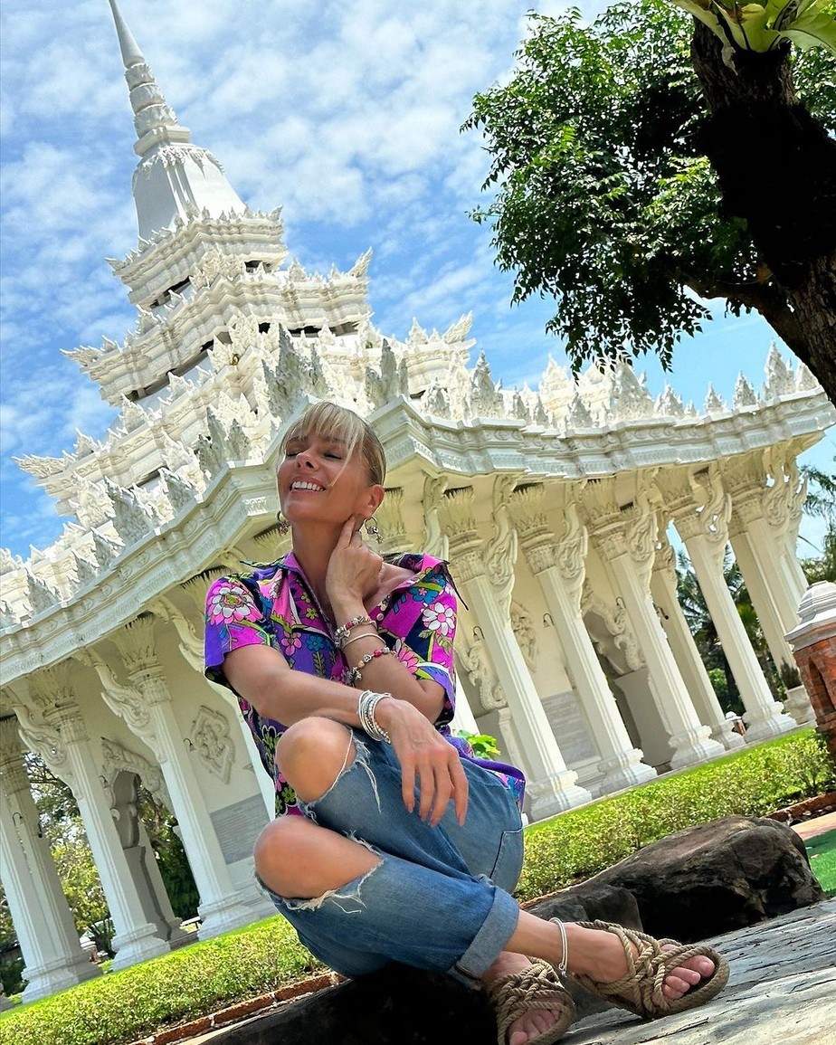 Adriane Galisteu surge com franjinha e óculos grifado em passeio pela  Tailândia