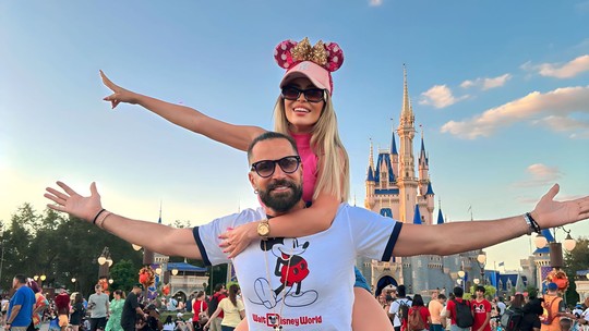 Pai de 10 filhos, Latino curte férias com noiva em Orlando e celebra novidade: "Vou ser avô"