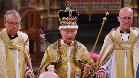 Por que o Rei Charles usou duas coroas durante a cerimônia? Saiba tudo sobre elas