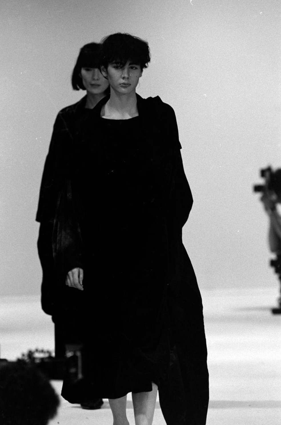 Desfile da Commes des Garçons, em 1983 — Foto: Getty Images