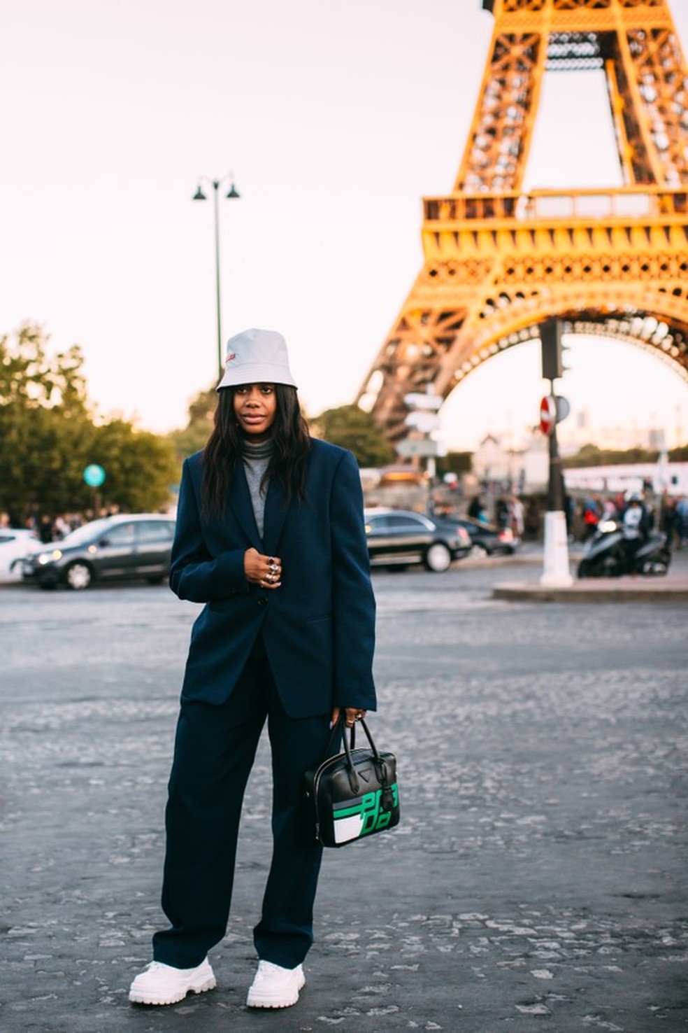 Chapéu de pescador é tendência do street style (Foto: Imaxtree) — Foto: Glamour