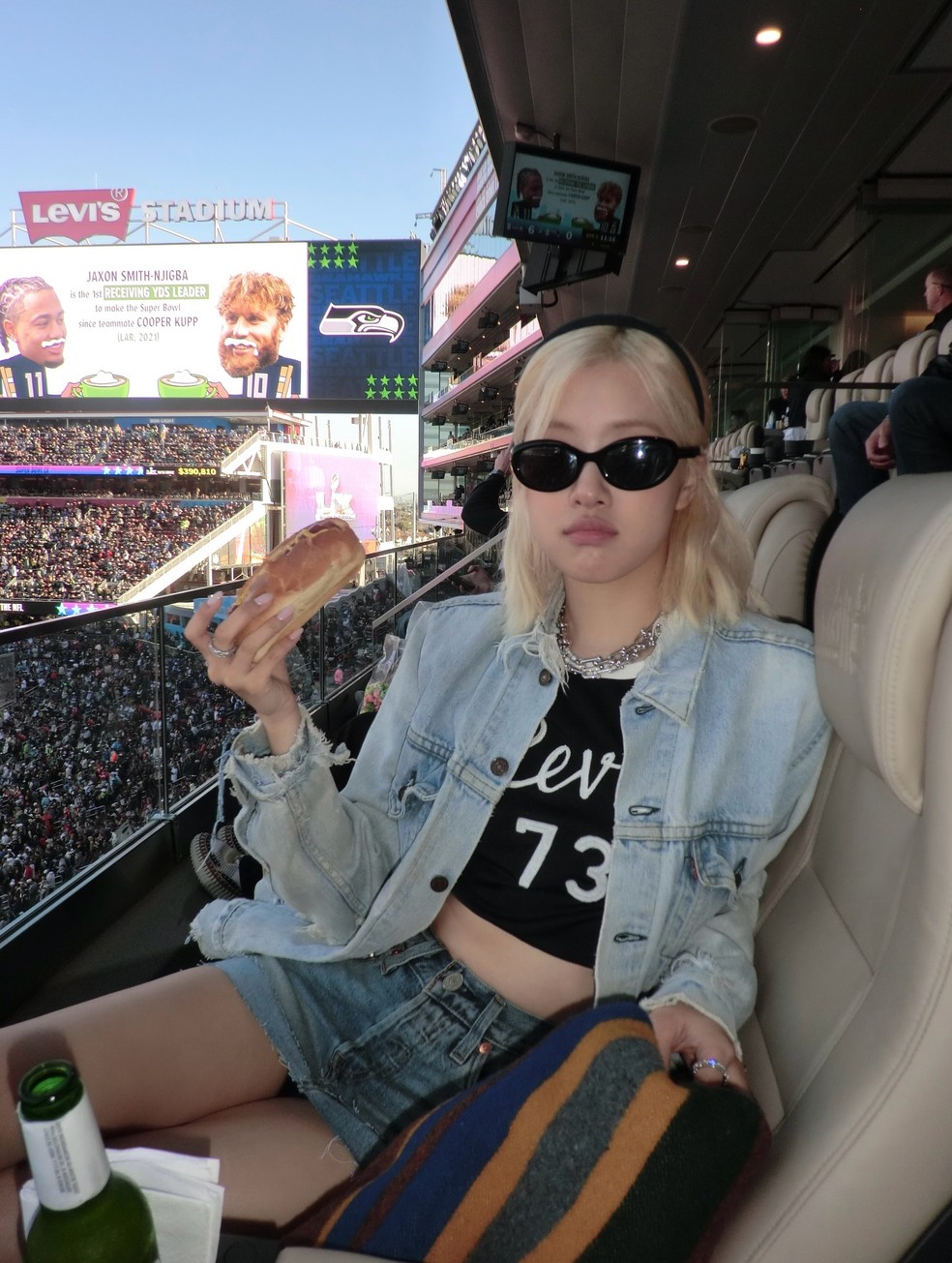 Looks double denim que estão fazendo a cabeça das celebs — Foto: Rosé / Reprodução Instagram