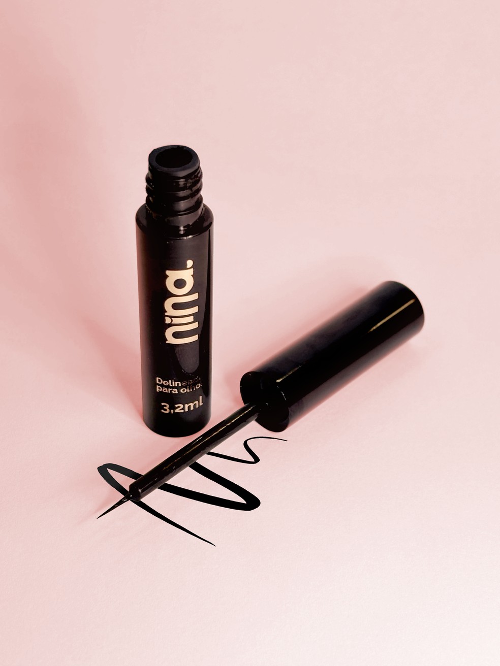Delineador Carbon Black_NinaMakeup — Foto: glamour