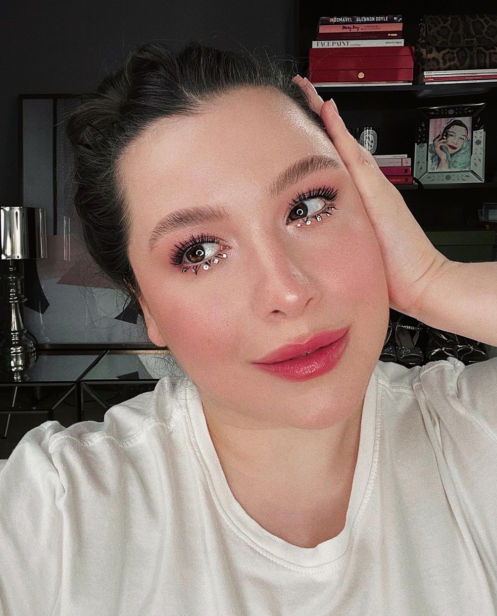 Essas makes com strass, cristais e pedrarias valem por uma fantasia completa — Foto: Instagram @brigittecalegari