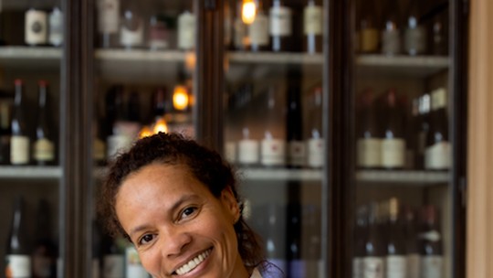 Conheça a história da chef Alessandra Montagne: nascida no Vidigal, a carioca comandará em breve um dos restaurantes do Museu do Louvre