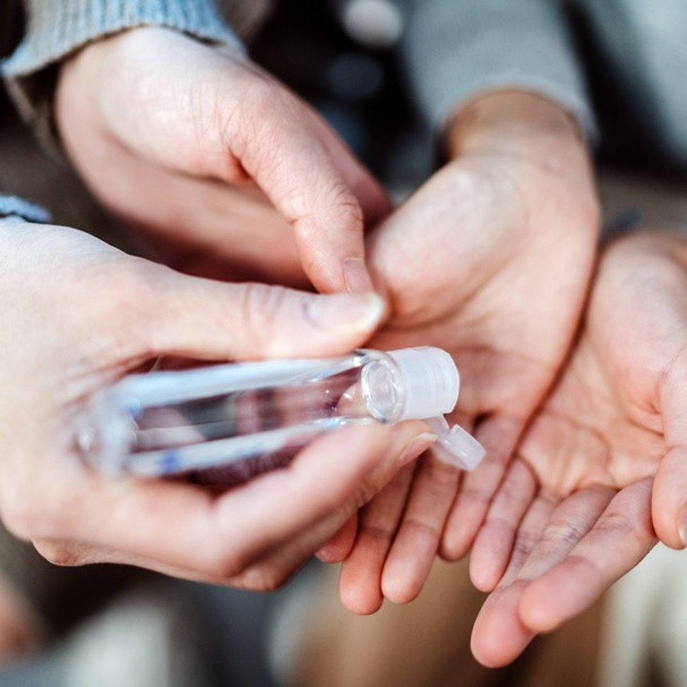 Gel com álcool não é o mesmo que álcool em gel (Foto: Getty Images) — Foto: Glamour