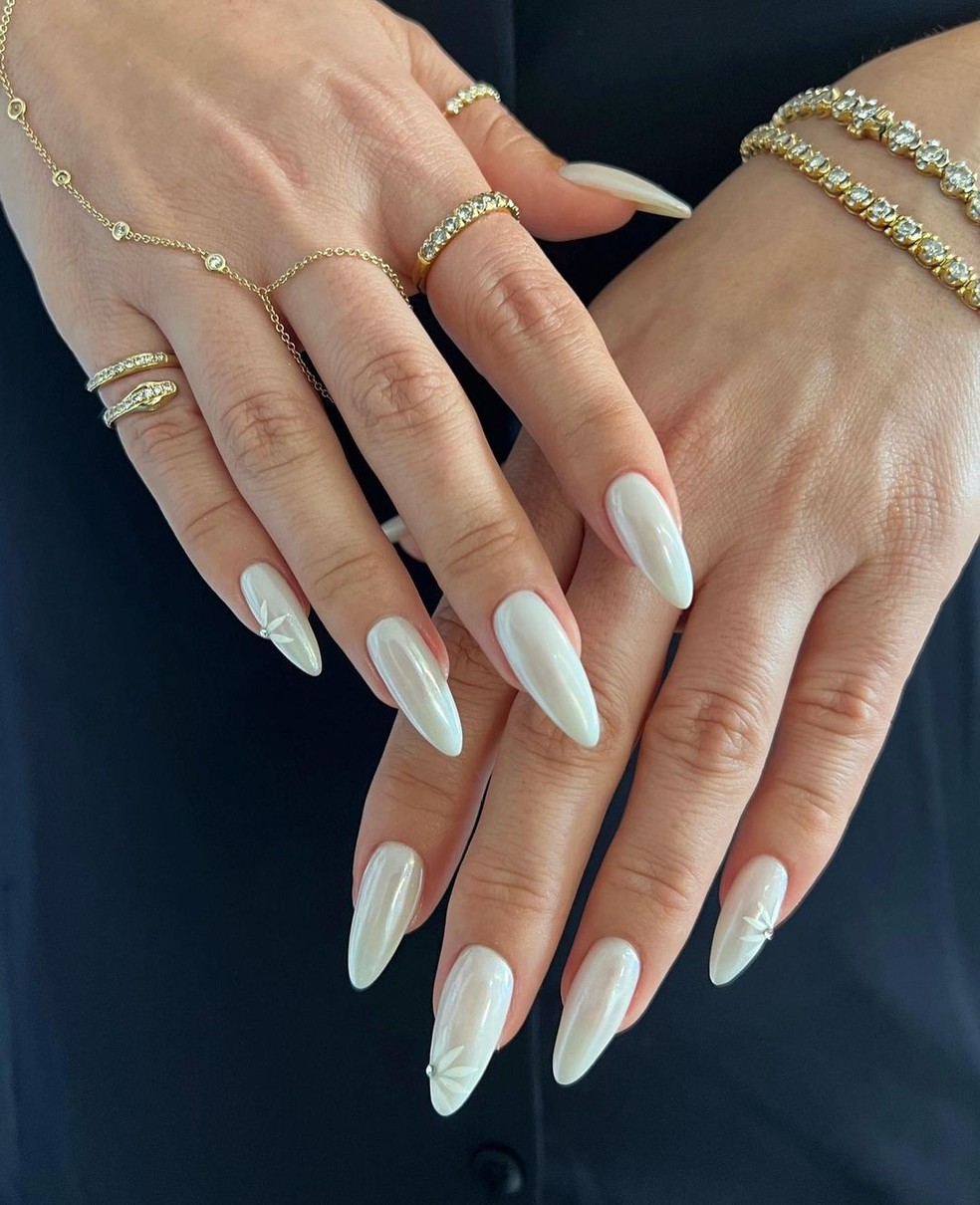 Unhas brancas com flores no formato stiletto — Foto: Reprodução/Instagram