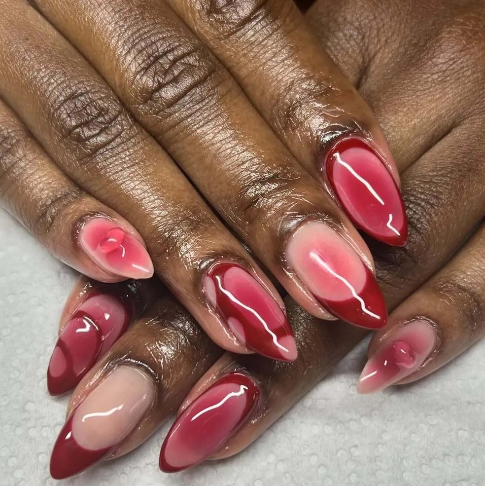 Unhas dark cherry continuam em alta em 2025 — Foto: Reprodução/Instagram