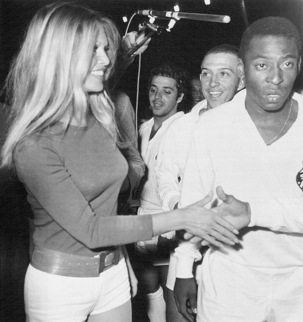 Brigitte Bardot clicada com Pelé em 1971 — Foto: Getty Images