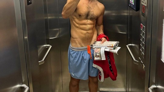 Nicolas Prattes ganha elogios ao postar selfie em elevador 