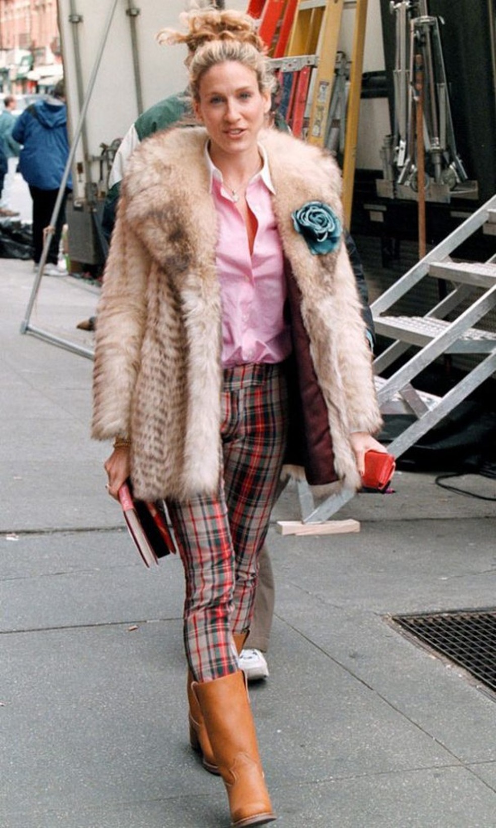 Carrie Bradshaw sabia como misturar as peças do armário, né? (Foto: Reprodução Sex and The City) — Foto: Glamour