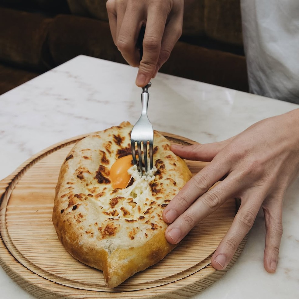Khachapuri do restaurante Karater — Foto: Reprodução/Instagram