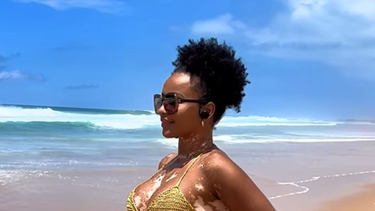 Natalia Deodato renova o bronzeado em praia paradisíaca 