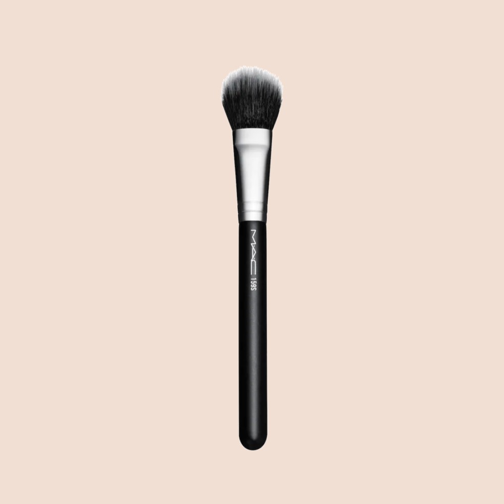 Pincel para blush cremoso 159S Duo Fibre, da MAC — Foto: Divulgação