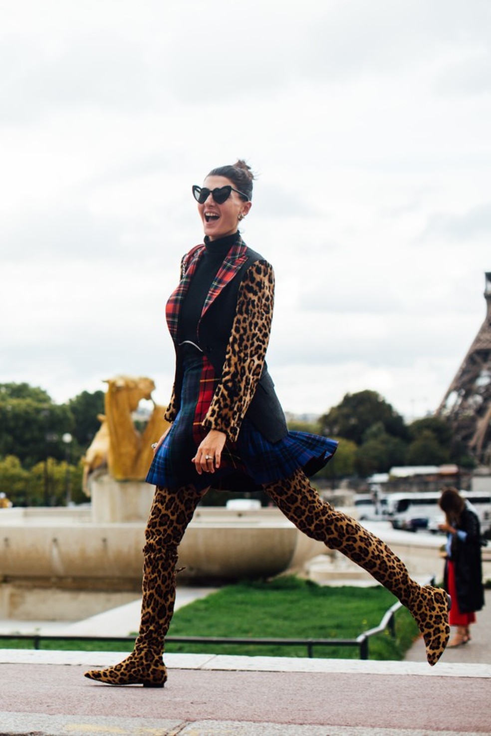 Giovanna Battaglia abriu as asas e soltou mesmo as feras com seu modelo de onça (Foto: Imaxtree) — Foto: Glamour