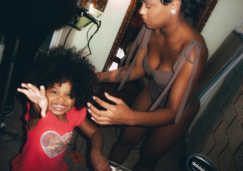 “Ser mãe jovem não foi tão difícil quanto ser mãe sozinha, negra e cantora de funk”, reflete MC Rebecca sobre maternidade (Foto: Arquivo pessoal) — Foto: Glamour