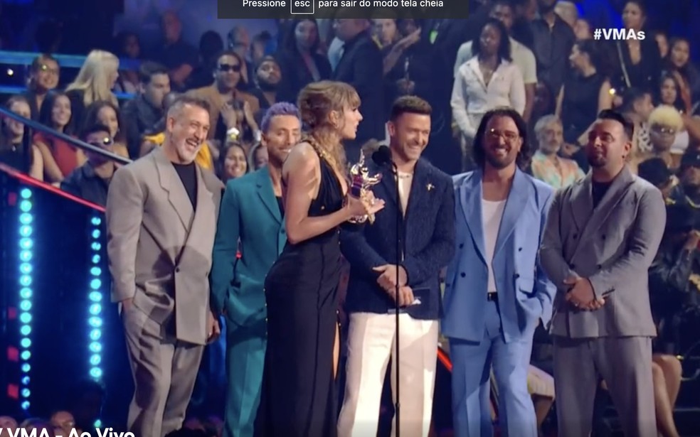 Taylor Swift recebeu o primeiro prêmio da transmissão, "Melhor Videoclipe de Pop" por “Anti-Hero”. — Foto: Reprodução/MTV