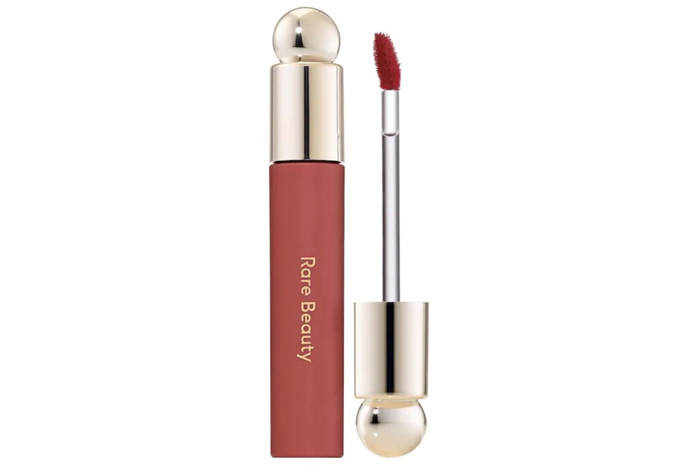 Desvendamos o lip tint da Alysa Liu e ele é da Rare Beauty — Foto: Reprodução/Instagram
