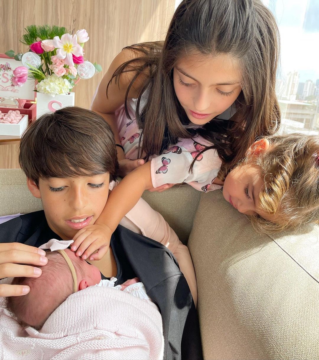 Carol Leite mostra encontro dos quatro filhos de Kaká — Foto: Instagram