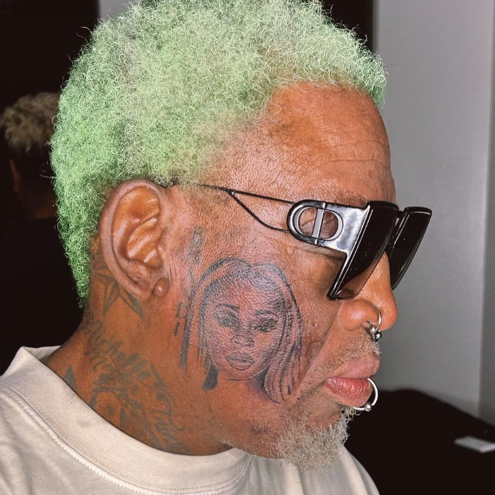 Dennis Rodman divide web com tatuagem no rosto em homenagem à namorada