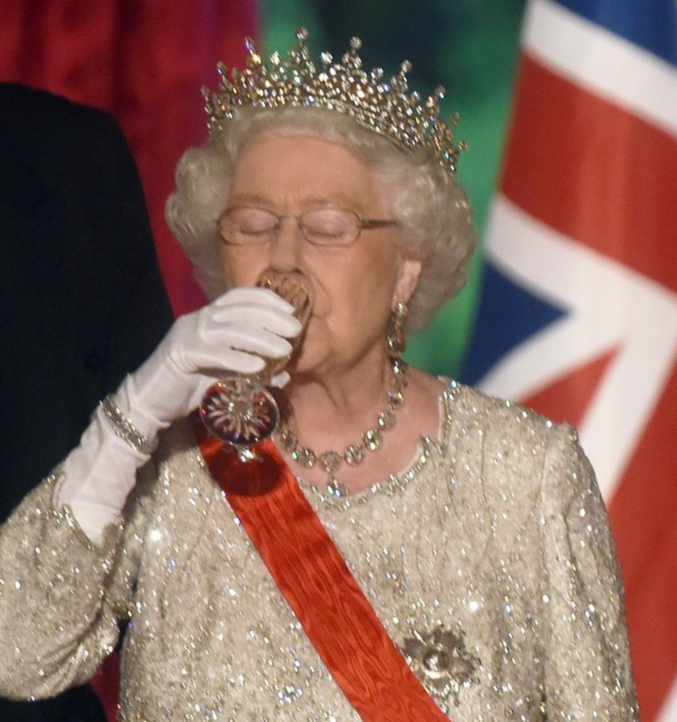 Rainha Elizabeth II bebendo champagne, é claro (Foto: Getty Images) — Foto: Glamour