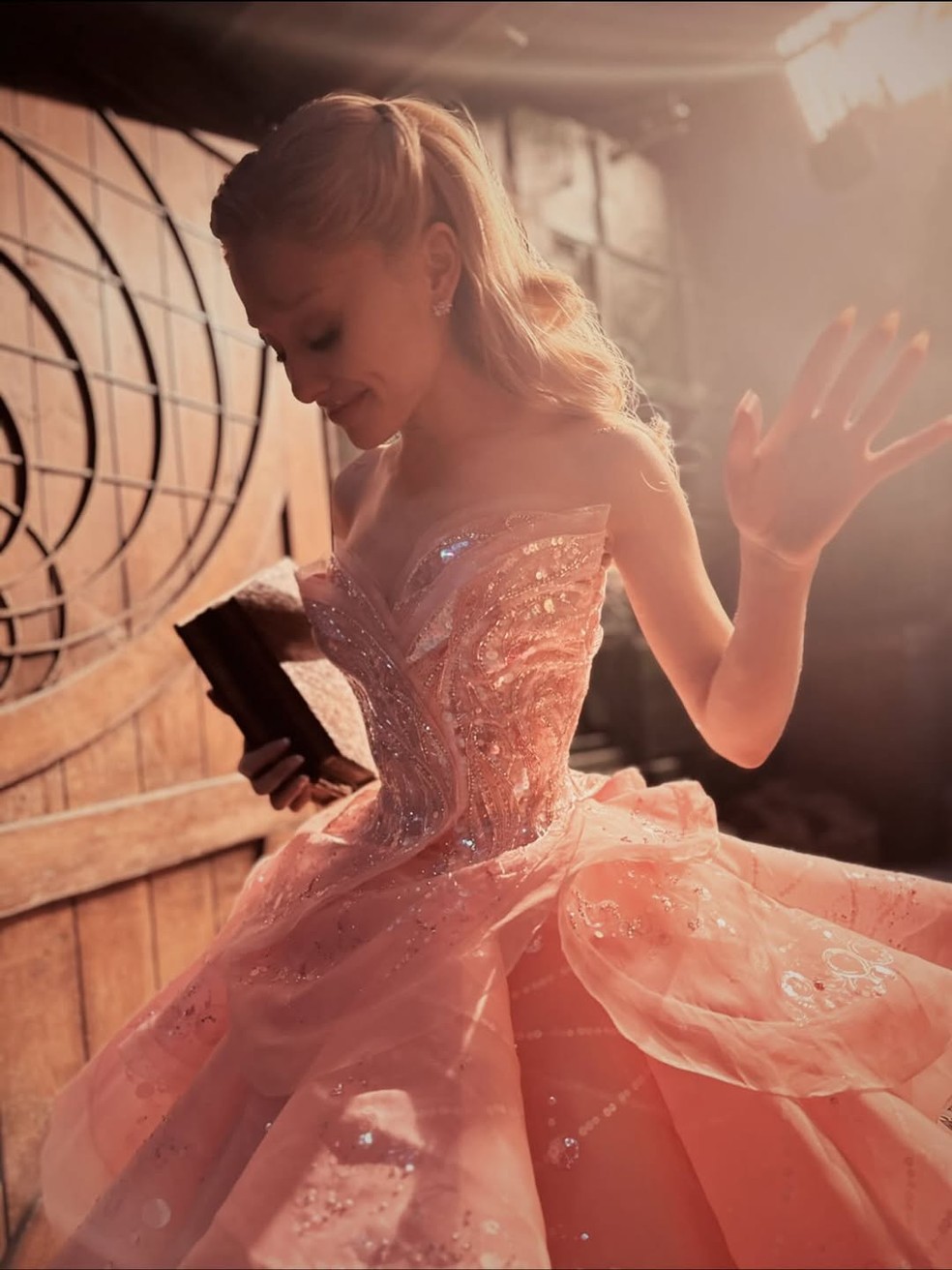 Álbum de fotos de Ariana Grande como Glinda — Foto: Reprodução/Instagram