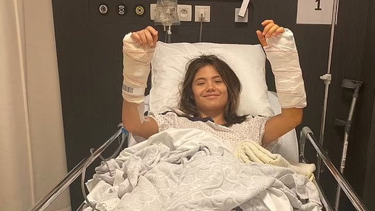 Após lesão que a tirou de Wimbledon, Emma Raducanu compartilha foto do hospital