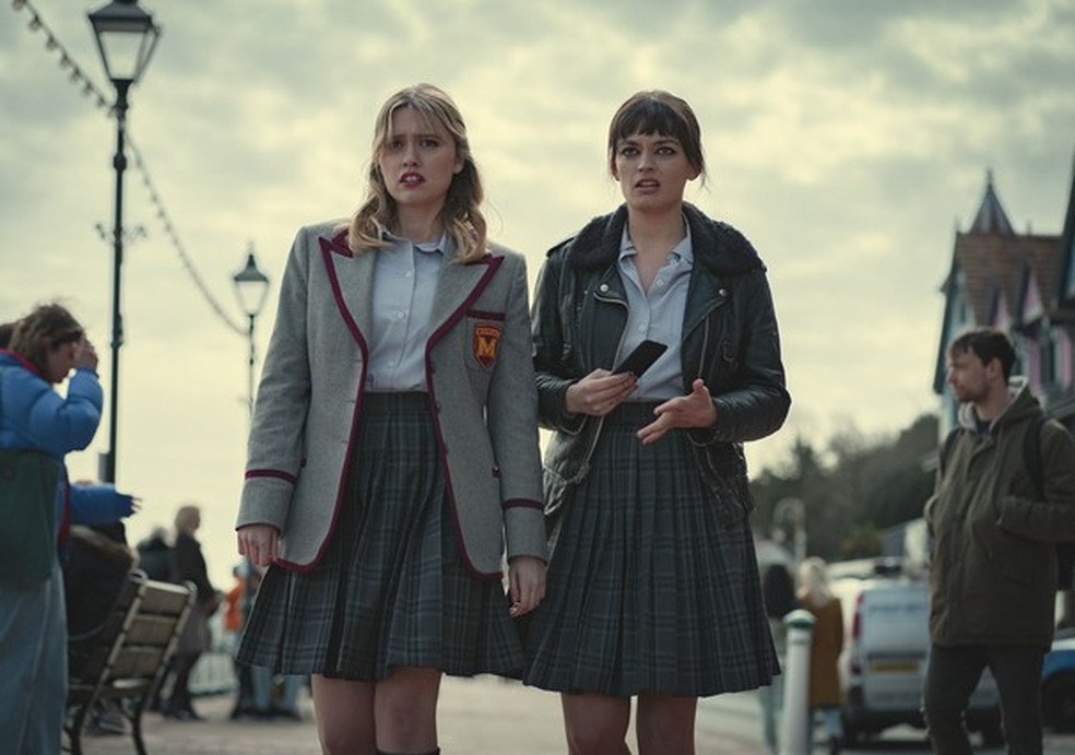 A evolução da amizade de Maeve (Emma Mackey) e da Aimee Gibbs (Aimee Lou Wood) é um dos destaques da terceira temporada (Foto: Netflix/Divulgação) — Foto: Glamour