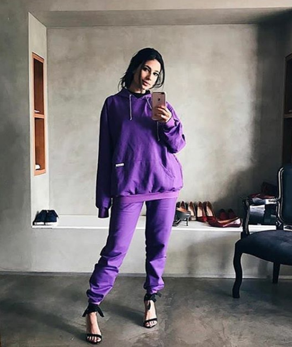 O monocromático ganhou cores vibrantes (Foto: Reprodução Instagram @sarahg0mes) — Foto: Glamour