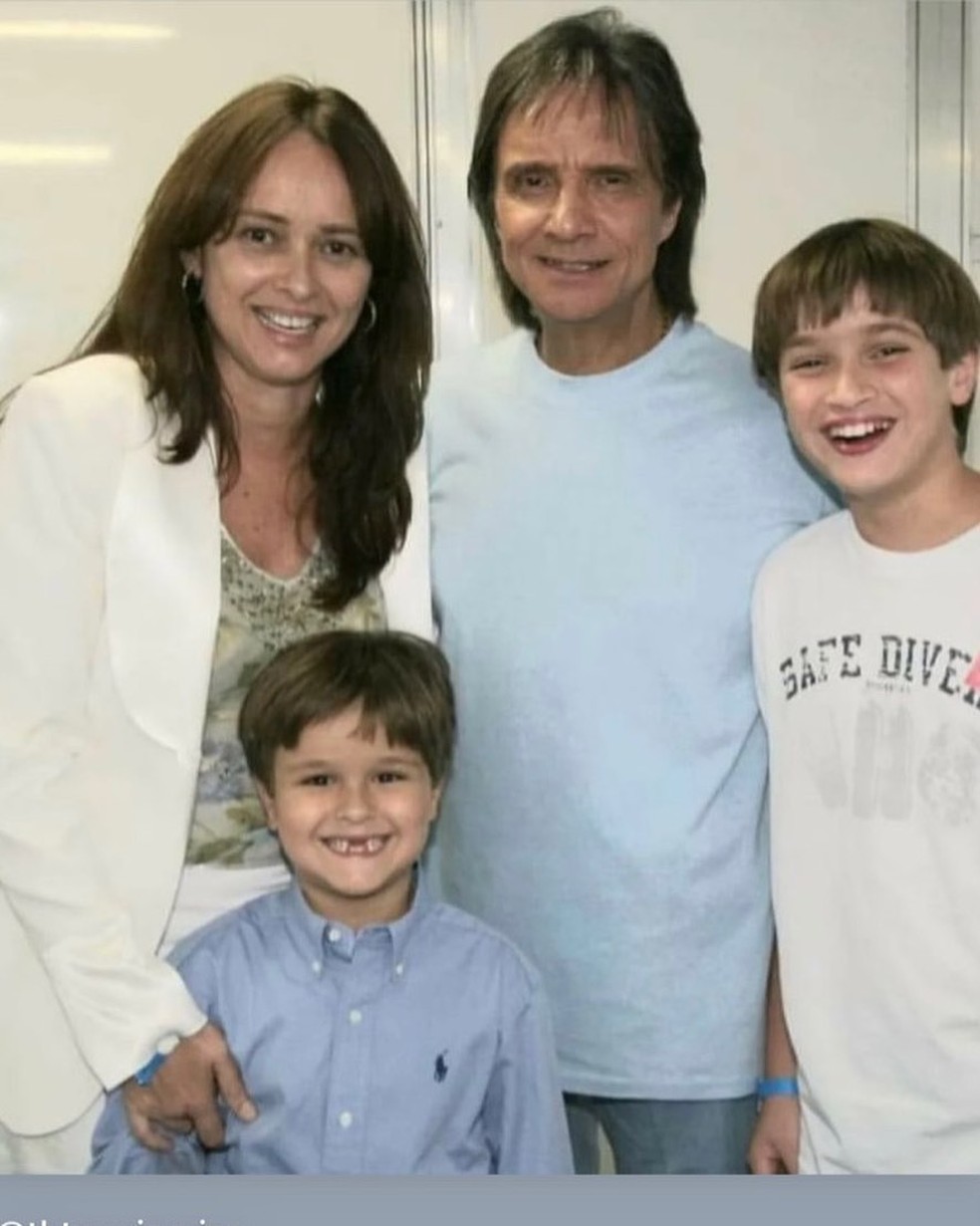 Myrian Rios relembra foto com Roberto Carlos e filhos