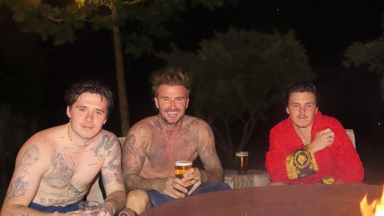 David Beckham e o filho exibem tatuagens em cliques caseiros