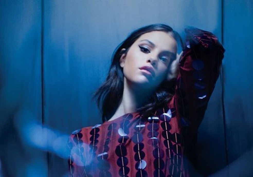 Selena Gomez cancelou uma turnê devido a problemas de ansiedade e síndrome do pânico (Foto: Reprodução/Facebook) — Foto: Glamour