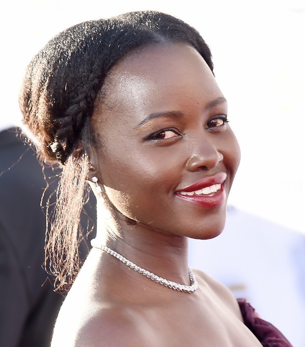 Lupita Nyong'o surge deslumbrante com make de temática africana - Monet