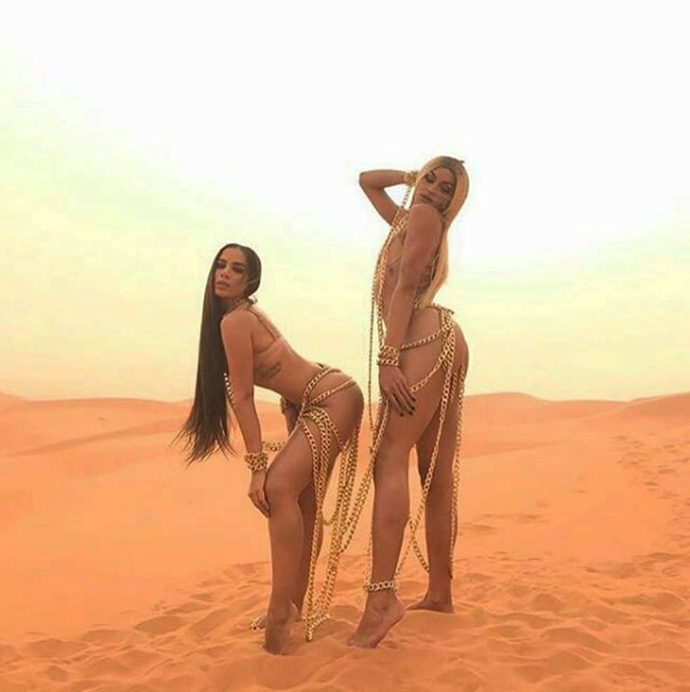 Anitta e Pabllo Vittar na gravação do clipe Sua Cara, no deserto do Saara (Foto: Reprodução/Instagram) — Foto: Glamour