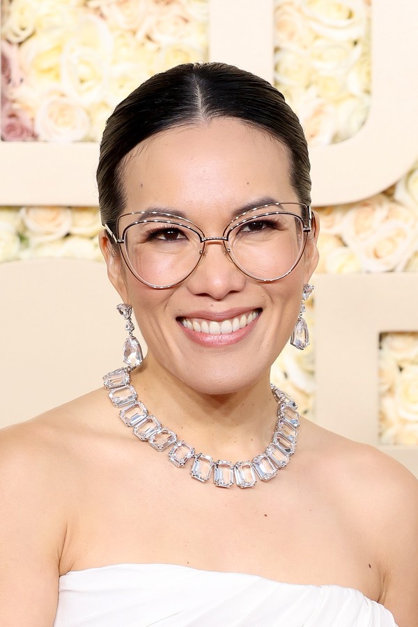 Ali Wong é a prova de que podemos fazer maquiagens belíssimas usando óculos