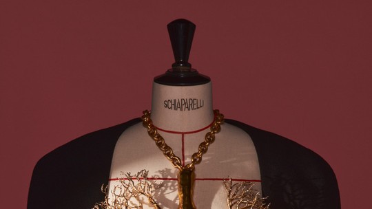 Schiparelli ganha exposição inédita com mais de 200 peças 