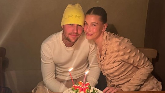 Justin Bieber comemora aniversário de 32 anos ao lado de Hailey