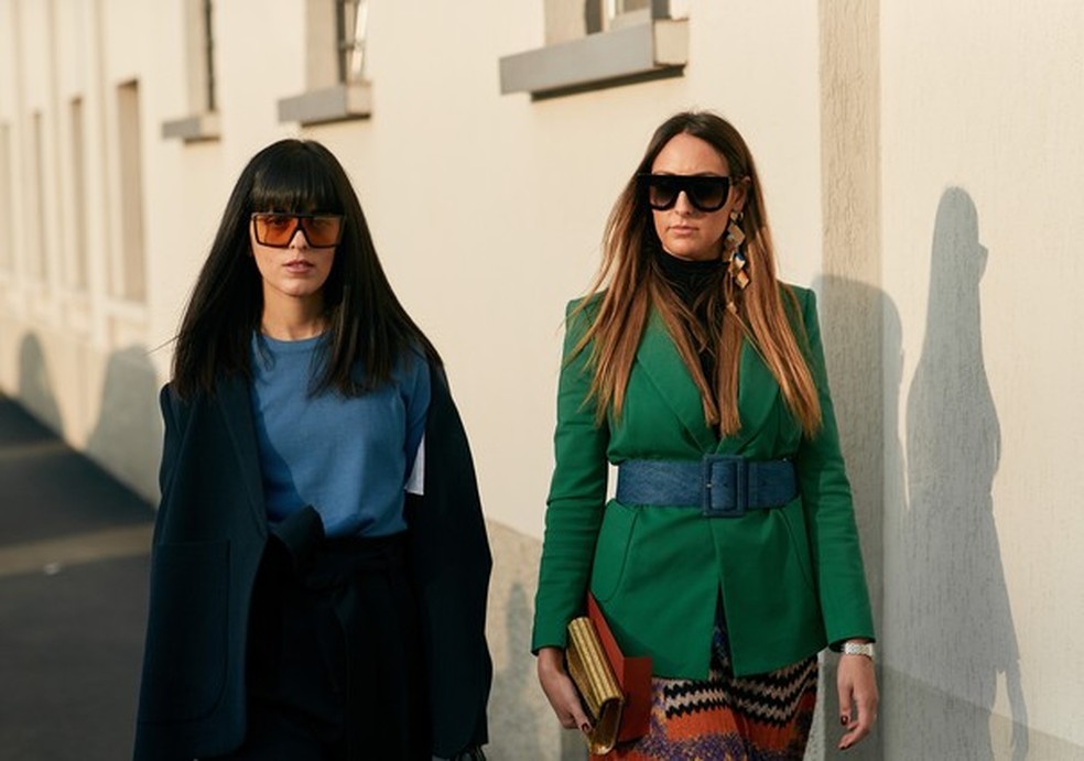 O preto básico, à direita, é sempre boa pedida (Foto: Imaxtree) — Foto: Glamour